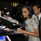 Zoe Saldaña actriz de raíces dominicanas firma algunos autográfos